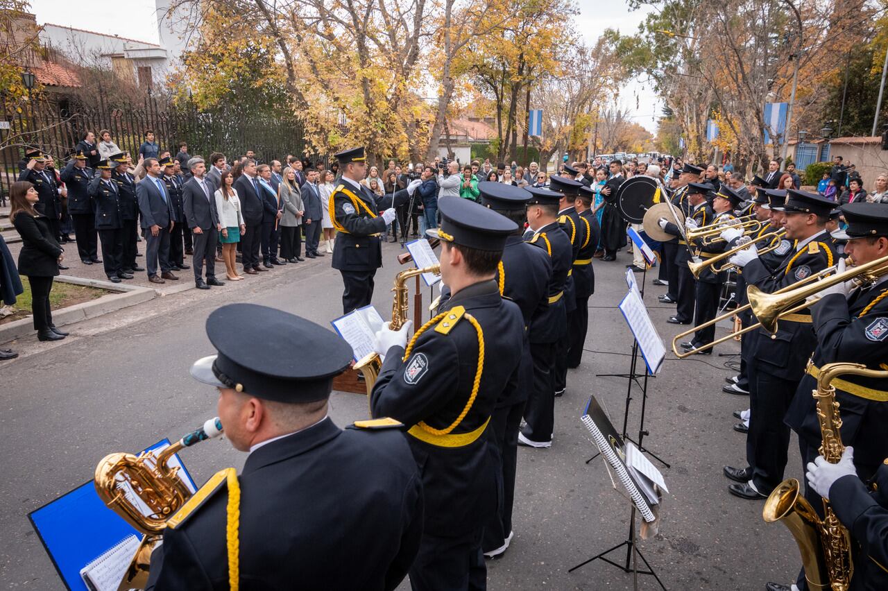 El gobernador de la provincia de Mendoza, Rodolfo Suarez dio comienzo a los festejos por el aniversario de la Patria.
En la residencia oficial, el mandatario provincial escuchó el Toque de Diana. Se presentó la banda de la Policía de Mendoza.

Foto: Ignacio Blanco  / Los Andes