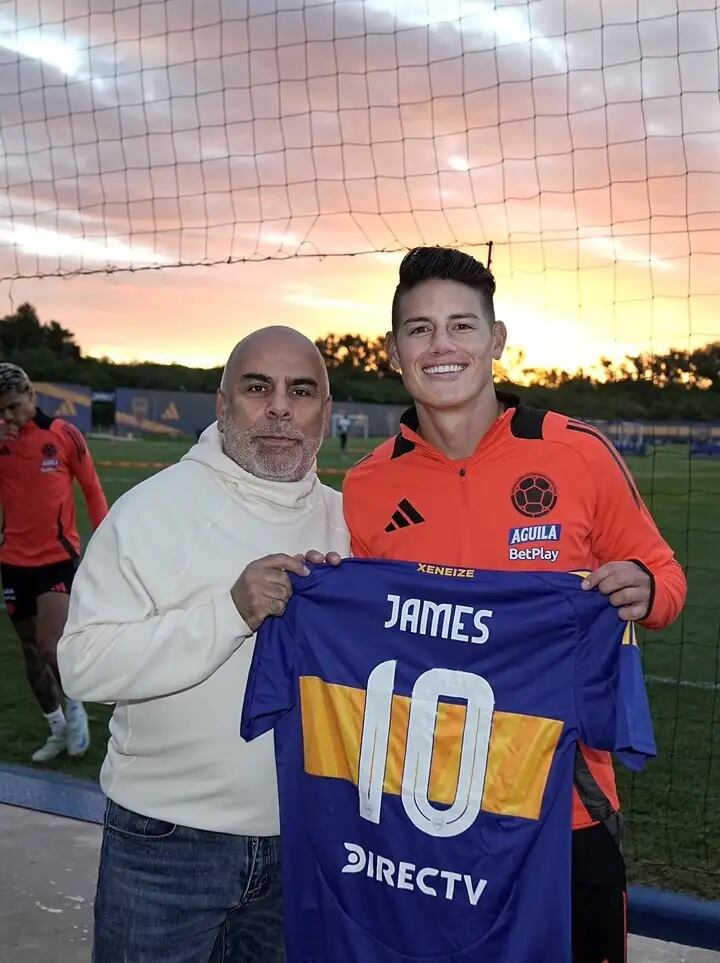 Chicho Serna y James Rodríguez con la camiseta de Boca