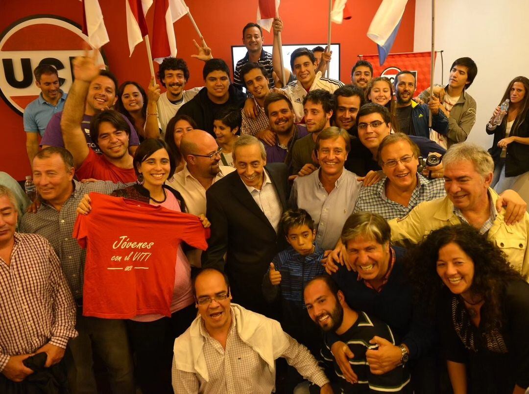 Víctor Fayad junto a dirigentes y militantes en el comité radical. Foto: IG @rody.suarez