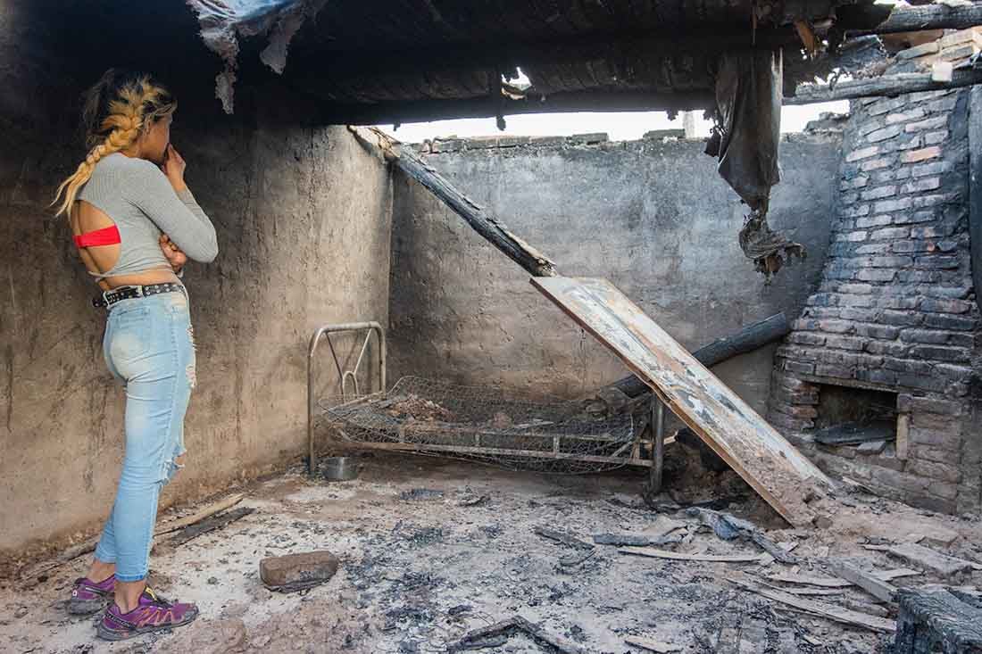 A pesar de las restricciones de acercamiento y las denuncias por violencia de genero un hombre incendio la casa de su ex mujer.