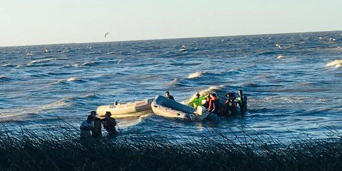 Personal de Defensa Civil y de Prefectura en un operativo de rescate en el Río de la Plata, 2022.