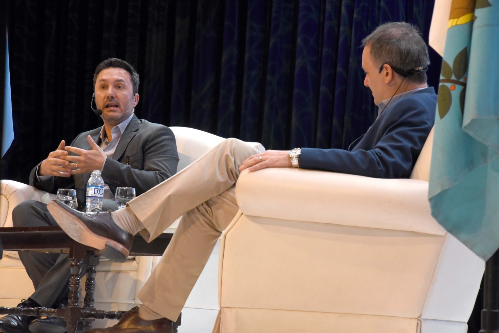 Luis Petri y Manuel Adorni en el Auditorio Ángel Bustelo.