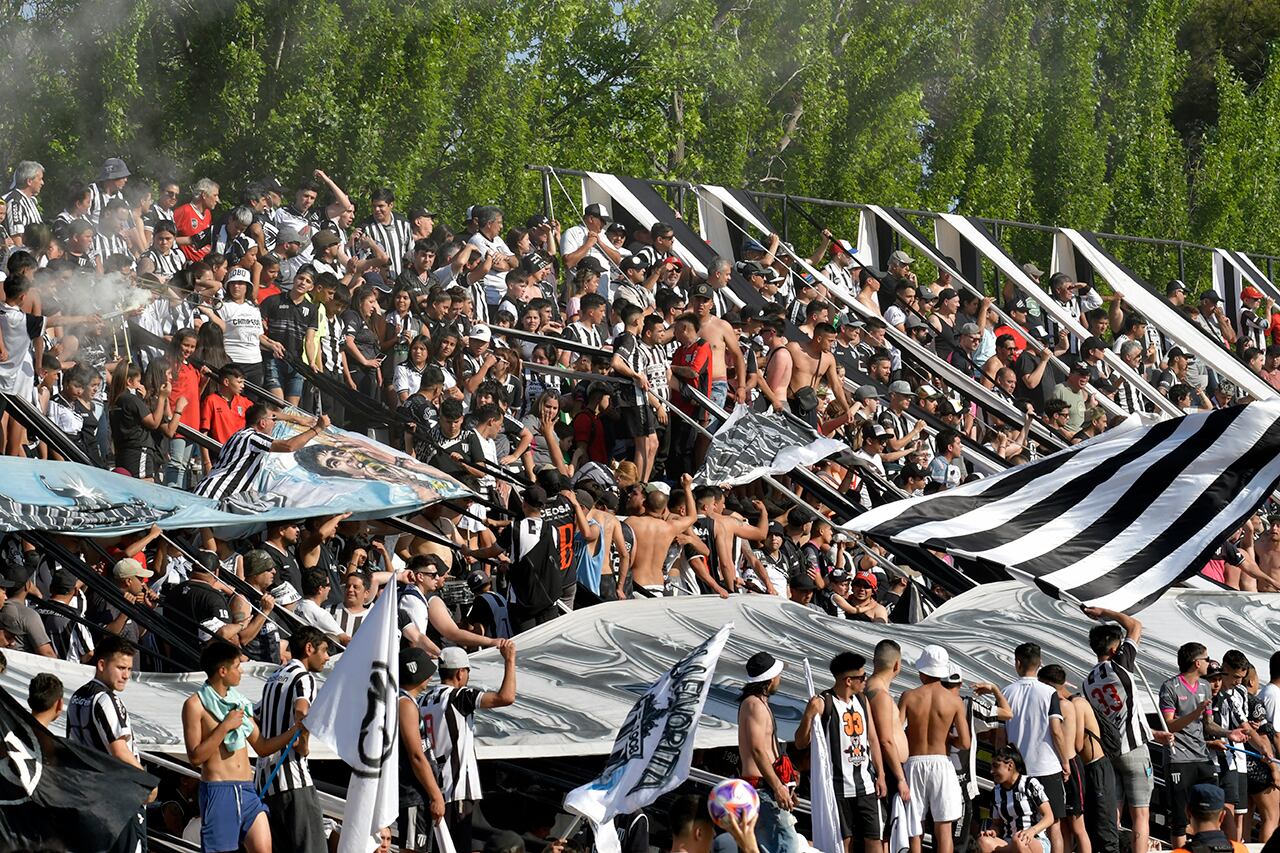 El Club Atlético Gimnasia y Esgrima le ganó a Estudiantes de Caseros 1-0 por la 36° fecha del torneo de Primera Nacional en el estadio Víctor Legrotaglie y se trepó al tercer puesto de la tabla de posiciones.
Foto: Orlando Pelichotti
