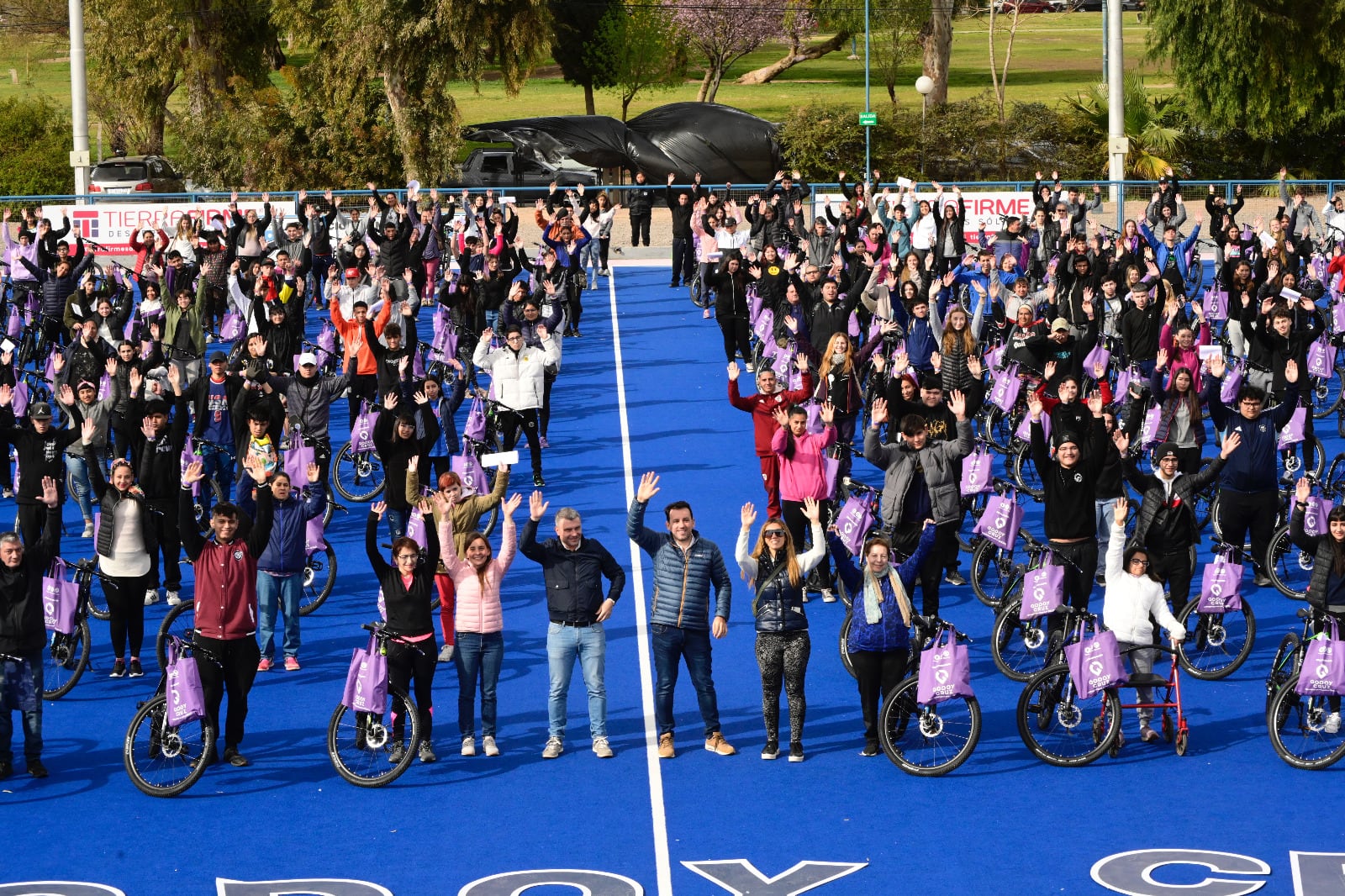 Abanderados y escoltas de Godoy Cruz recibieron una bicicleta.