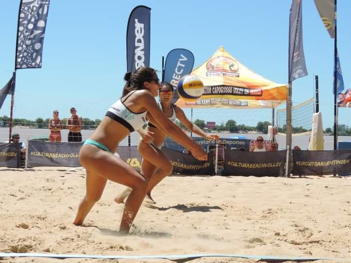 Maia Najul, en plena acción. Esperanza de selección en el vóley de playa.