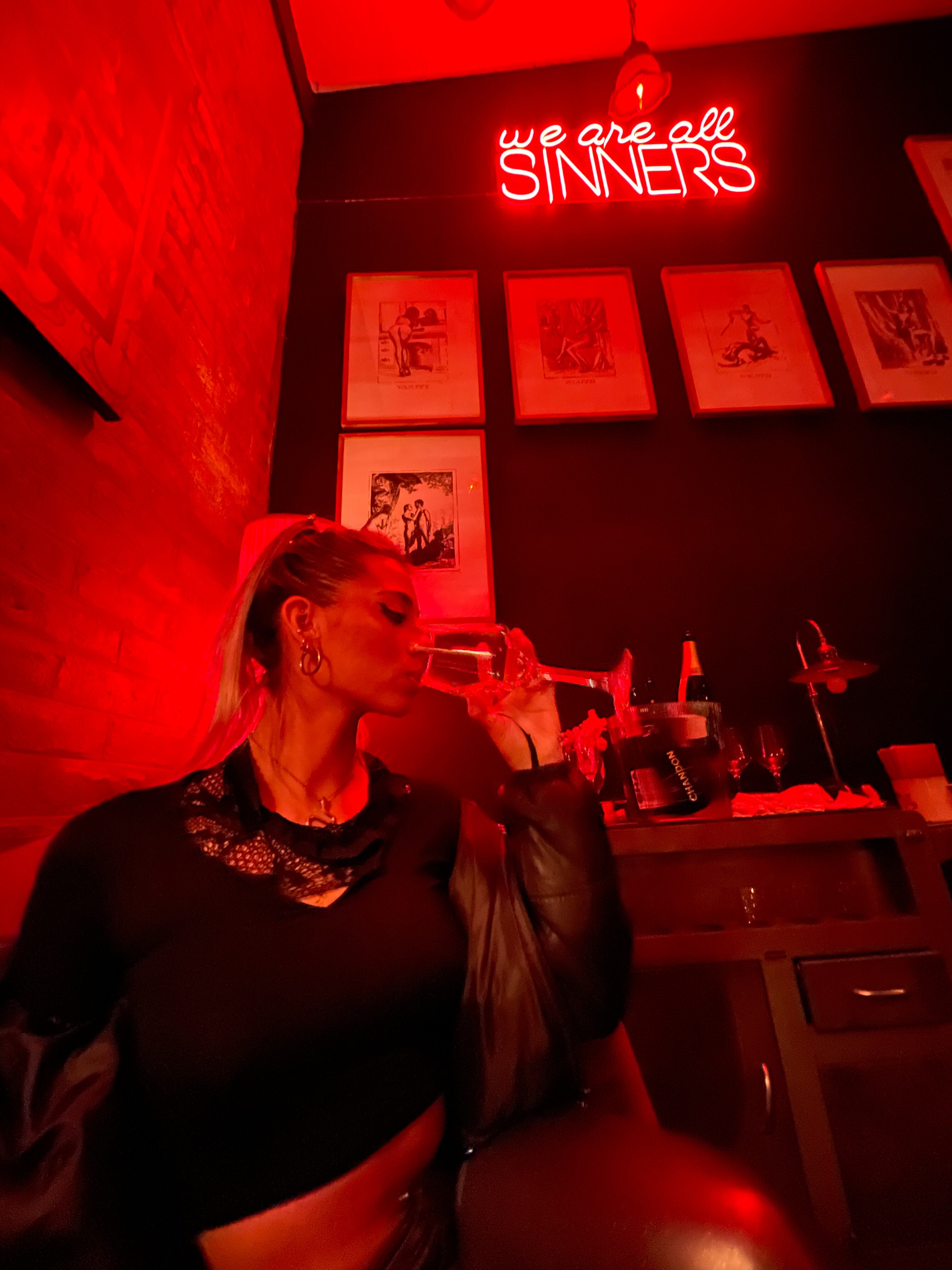 Las luces rojas que ambientaron todo el bar y le dio ese toque sensual y glamuroso al evento. 