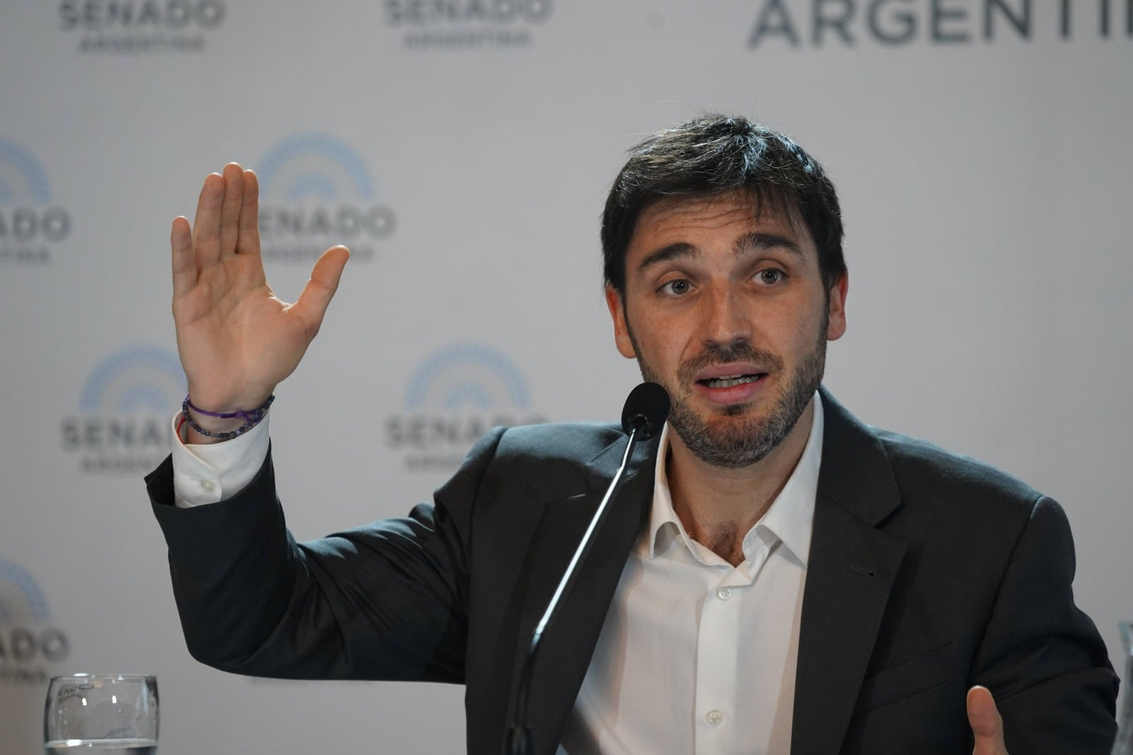 El mandatario de Chubut, Ignacio Torres, habló durante la conferencia de prensa de gobernadores del sur en el Senado de la Nación. Foto: Federico Lopez Claro