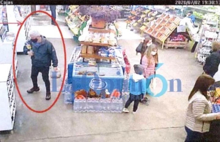 Fabián Gutiérrez fue captado por las cámaras de Seguridad del supermercado en El Calafate. Foto La Opinión Austral.