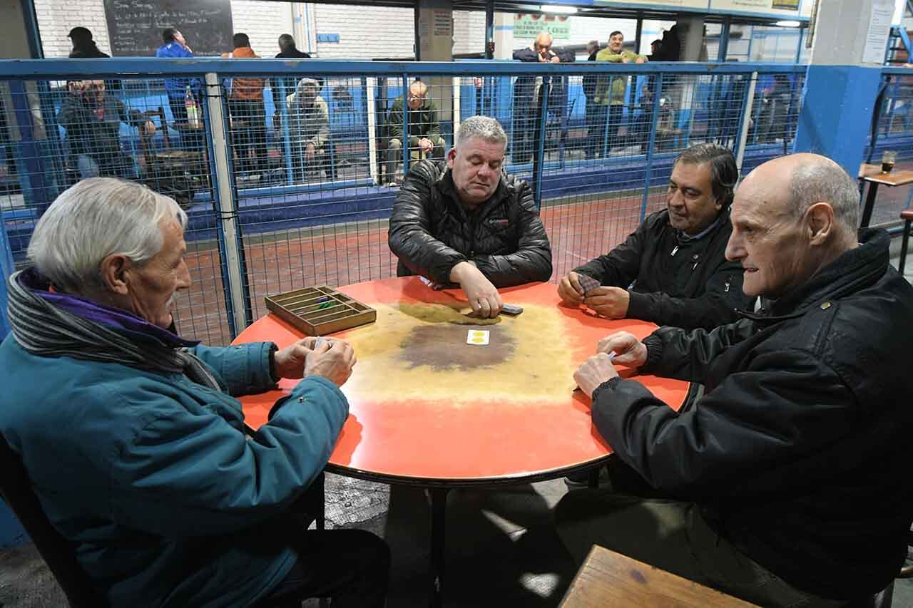 En el club Agustín Álvarez de Godoy Cruz, los socios pueden disfrutar de hermosas canchas de bochas con piso de cemento. | Foto: José Gutiérrez / Los Andes