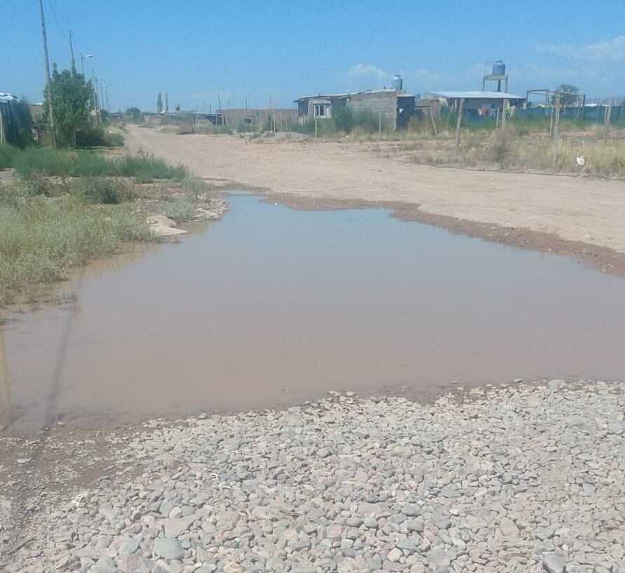 La odisea de sobrevivir a la ola de calor sin aire, ni ventilador, ni agua, pero con el riesgo de morir ahogados. Foto: Gentileza