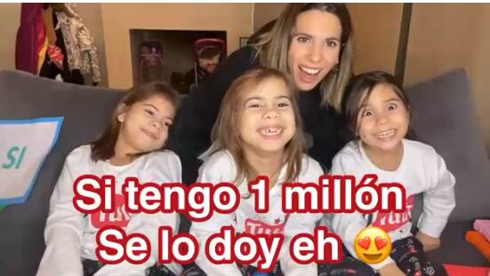 Cinthia Fernández, con sus hijas, jugando en Youtube.