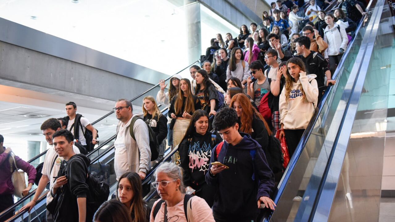 Llegó el avión de Aerolíneas Argentinas con los repatriados desde Israel.