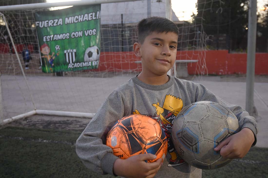 Con timidez y una sonrisa optimista, Michael González se ilusiona con poder volver a jugar al fútbol pronto.