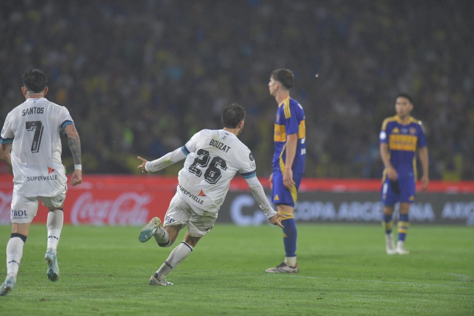 Bouzat grita el 3-3 de Vélez ante Boca. (Facundo Luque /La Voz).