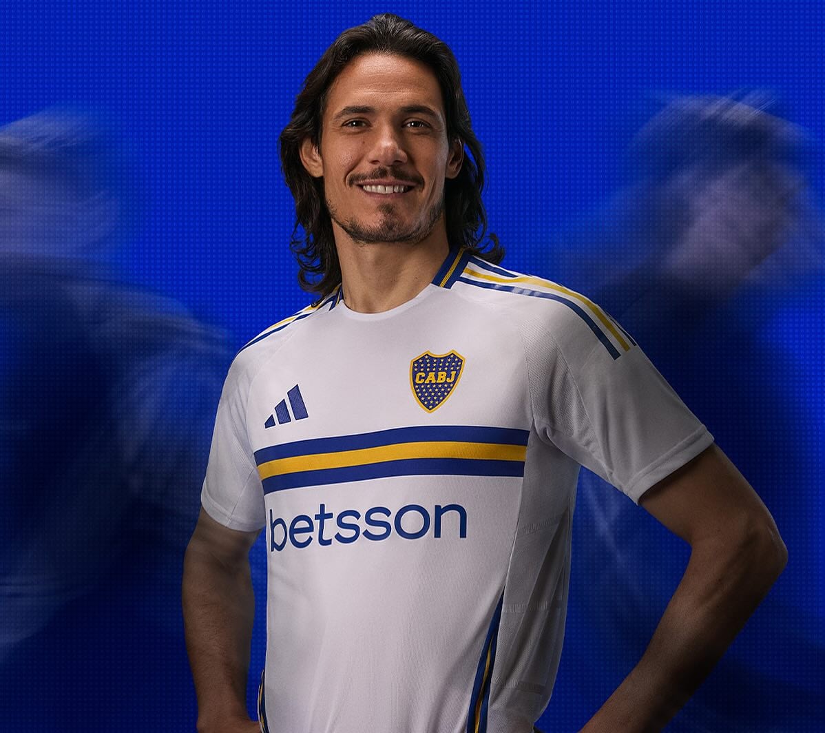 Edinson Cavani en la presentación de la nueva camiseta suplente de Boca