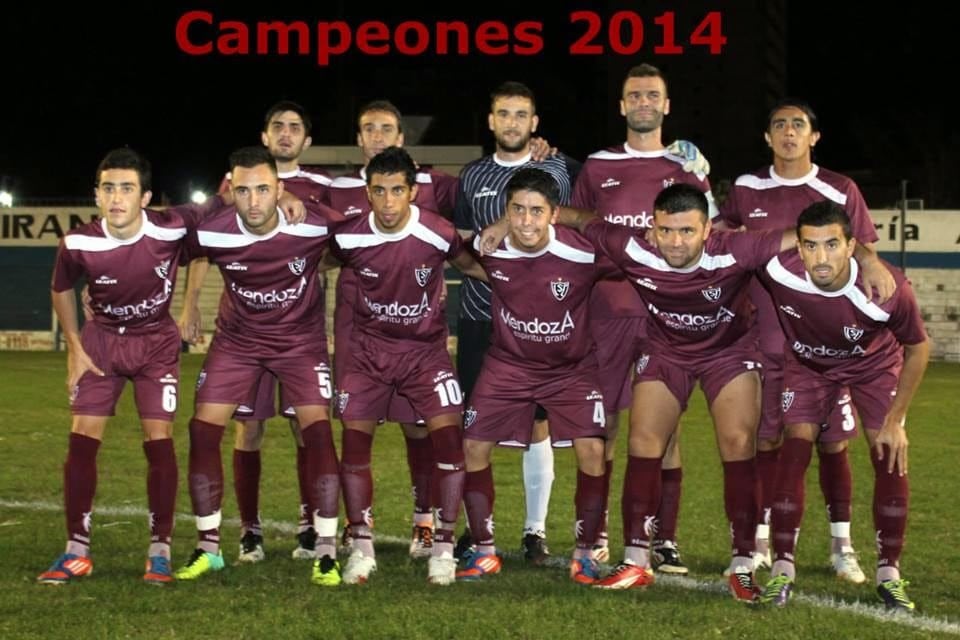 Equipazo. El once que sacó pecho en el difícil campo de juego de Atenas y se trajo el ascenso para Luján.