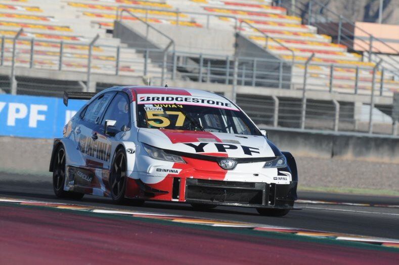 Tras recargos a varios pilotos, Franco Vivian ganó la carrera clasificatoria.