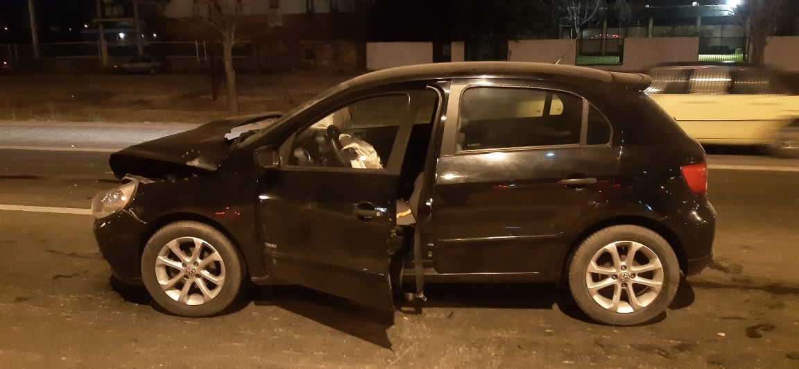 El conductor de un Ford Escort murió luego de que un Gol Trend lo impactara de atrás y terminara colisionando contra una luminaria. Foto gentileza.