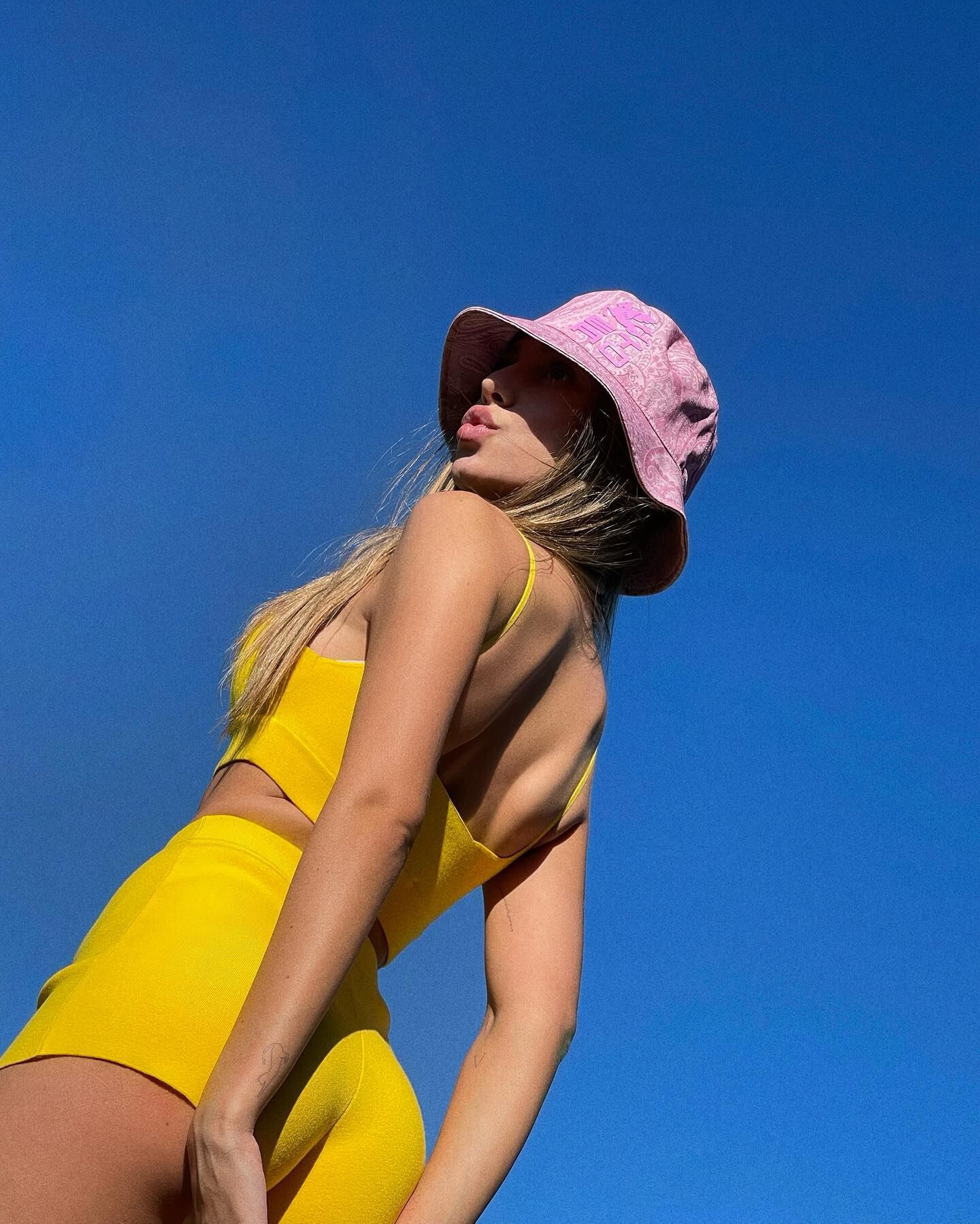 Ester Exposito enamoró a todos con un conjunto amarillo de short híper corto