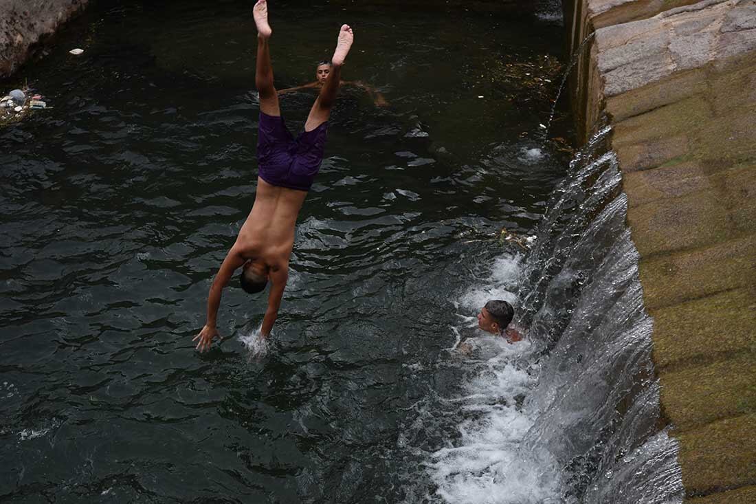 Ola de Calor
Un grupo de jóvenes se refresca en el canal Cacique, en una semana de mucho calor donde el termómetro marco 41°. Foto: José Gutierrez