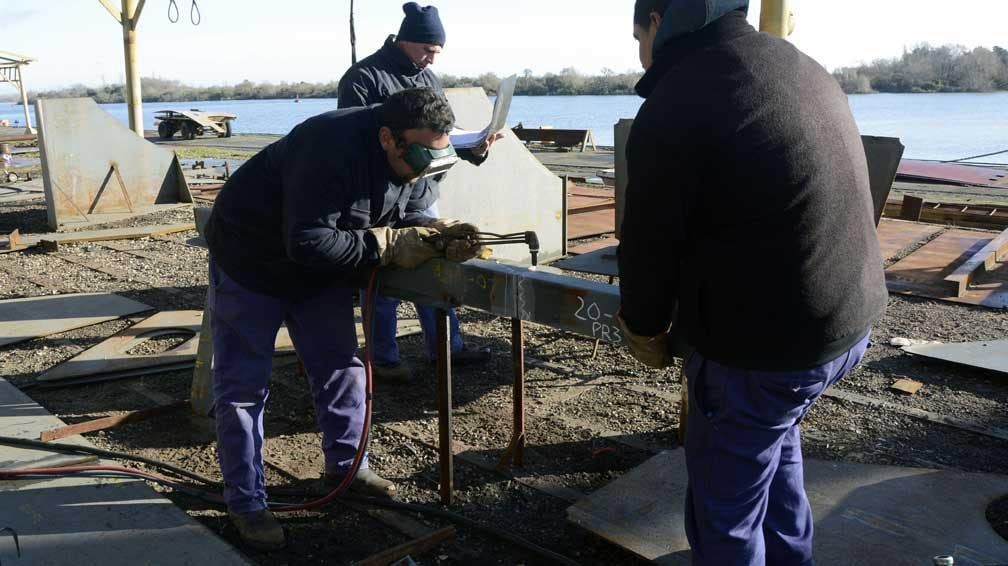 Trabajadores en el Astillero Río Santiago.