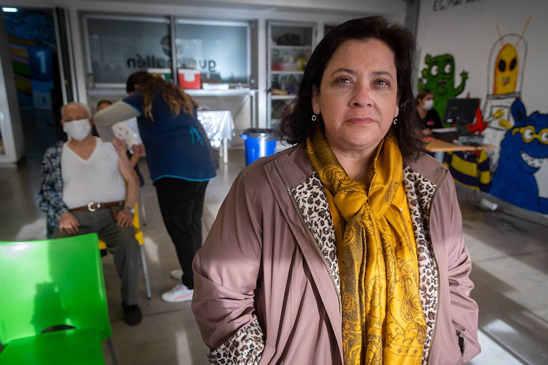 Iris Aguilar durante la campaña de vacunación cotra Covid-19. Ignacio Blanco / Los Andes
