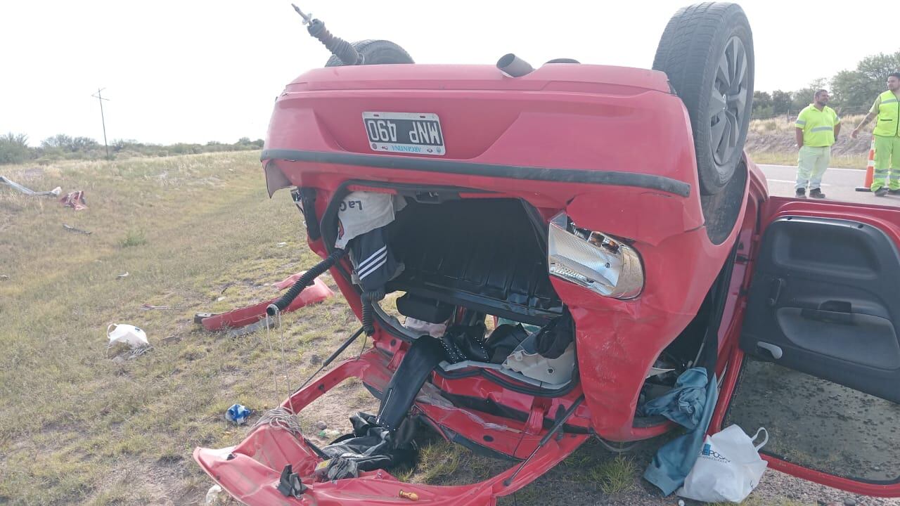 El vehículo quedó dado vuelta entre los dos carriles de la ruta 7. Foto: Gentileza.