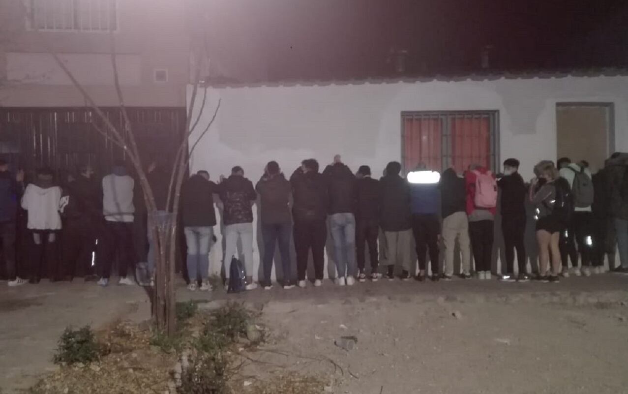 Fiesta clandestina con más de 100 menores de edad en Godoy Cruz - 