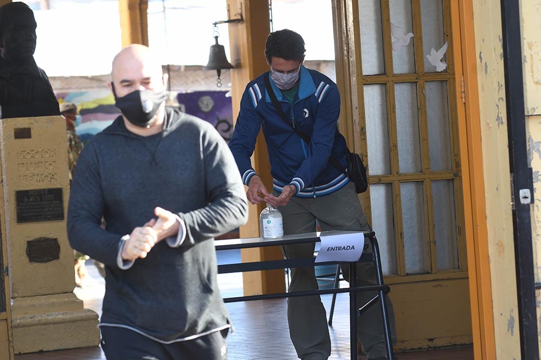 En todo el territorio Nacional se realizan las Elecciones Legislativas PASO
En la escuela Dr. julio Lemos de Godoy Cruz, los ciudadanos se desinfectan después de emitir su voto.
Foto: José Gutierrez