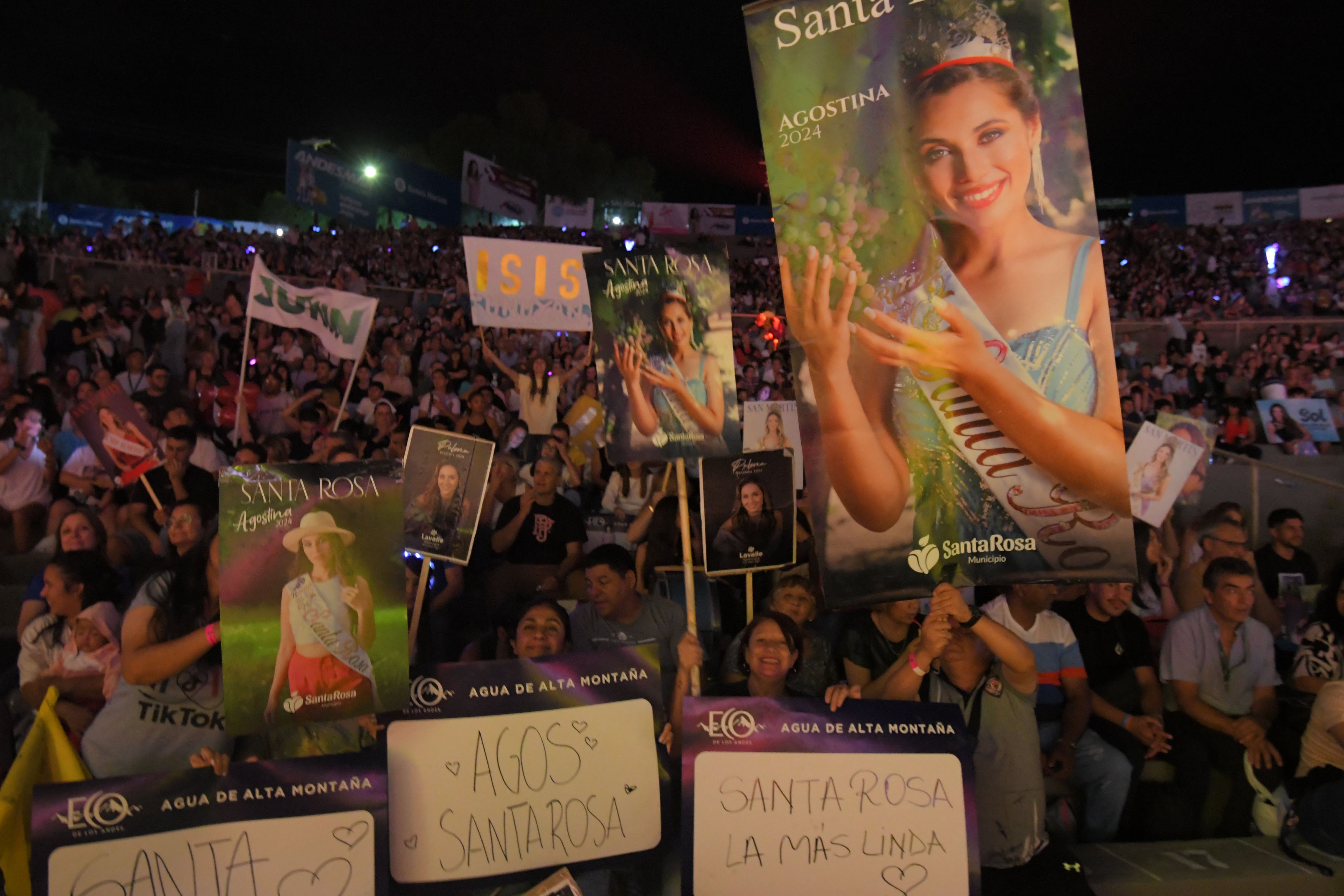 Color, hinchadas y pancartas del público en las gradas del teatro griego Frank Romero Day en el Acto Central de la Fiesta Nacional de la Vendimia 2024. Foto: Marcelo Rolland / Los Andes