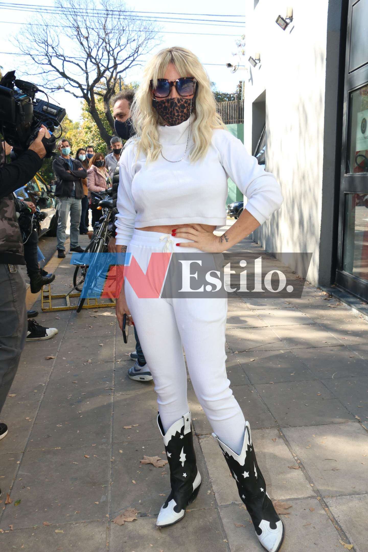 Florencia Peña luciendo un look canchero.