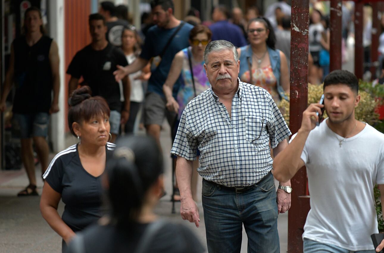 En el centro, el movimiento fue bastante normal. Foto: Orlando Pelichotti / Los Andes