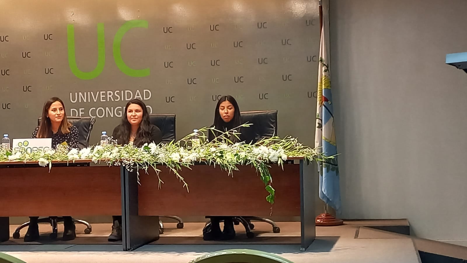 Noelia Ibañez (centro) contó su historia. Aquí, junto a dos becarias en la Universidad de Congreso