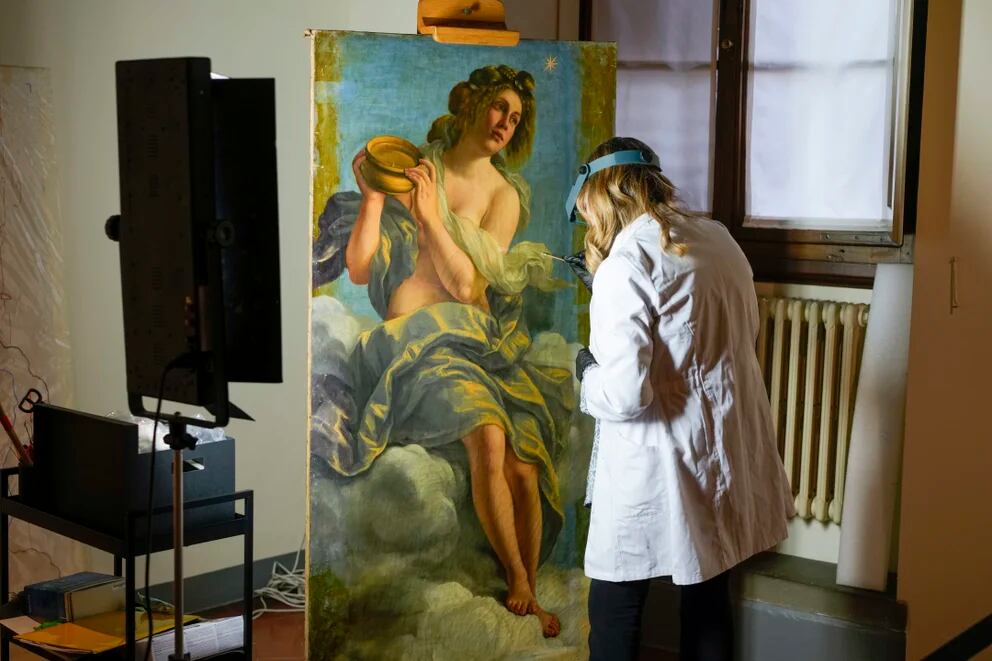 La restauradora Elizabeth Wicks trabaja en la "Alegoría de la Inclinación", una obra de 1616 de Artemisia Gentileschi (AP Photo/Andrew Medichini). Foto: Infobae