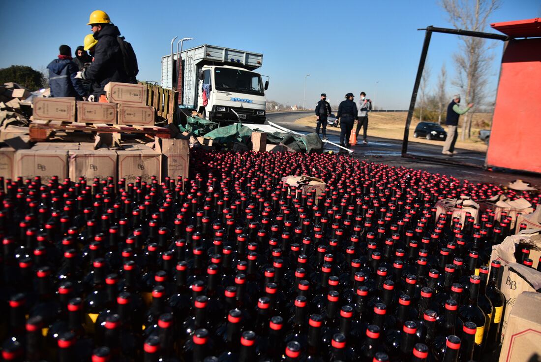 Volcó camión con vino mendocino en Córdoba.