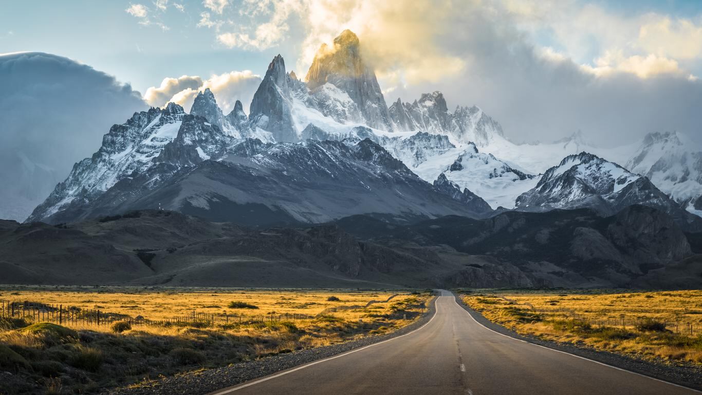 La vista de la ruta en la que se llega al Chaltén, con el Monte Fitz Roy de fondo