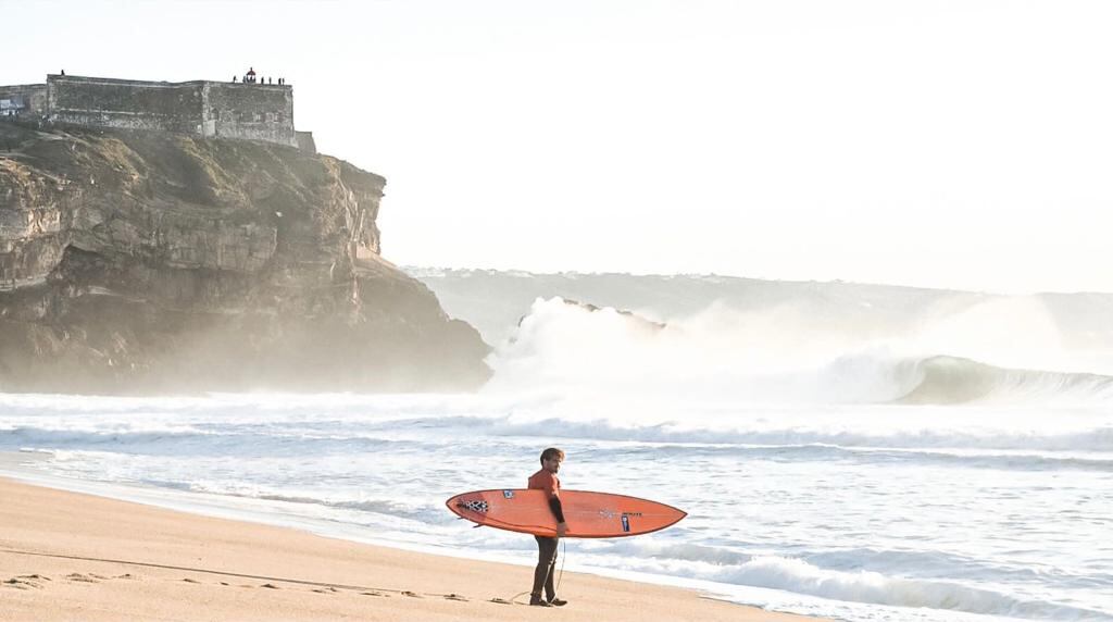 Juan Cruz esperando meterse en un mar mutante. Con detalles contó cómo arriesgó en su primer día y se ganó el respeto de todos. / Gentileza.