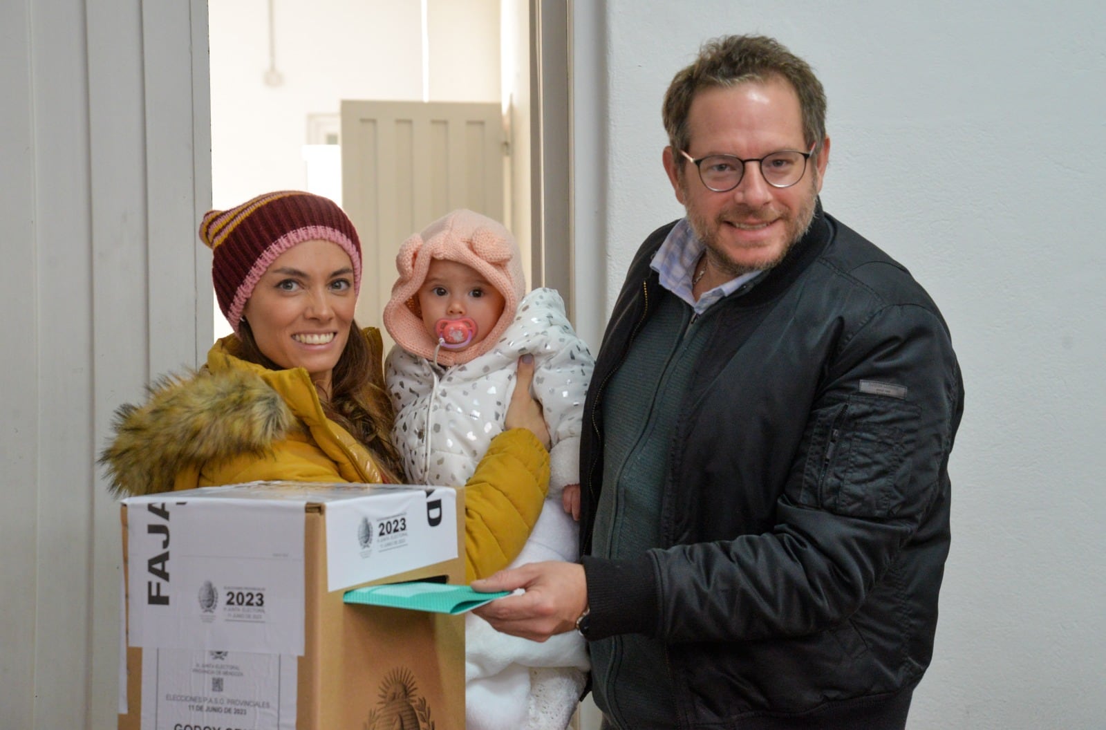 El precandidato a vicegobernador fue a votar con su esposa y su hija.