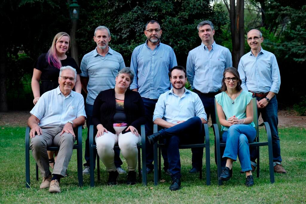 Equipo de Pedro Esteves médico especialista en educación y psicología adolescente. Foto: Gentileza Pedro Esteves.