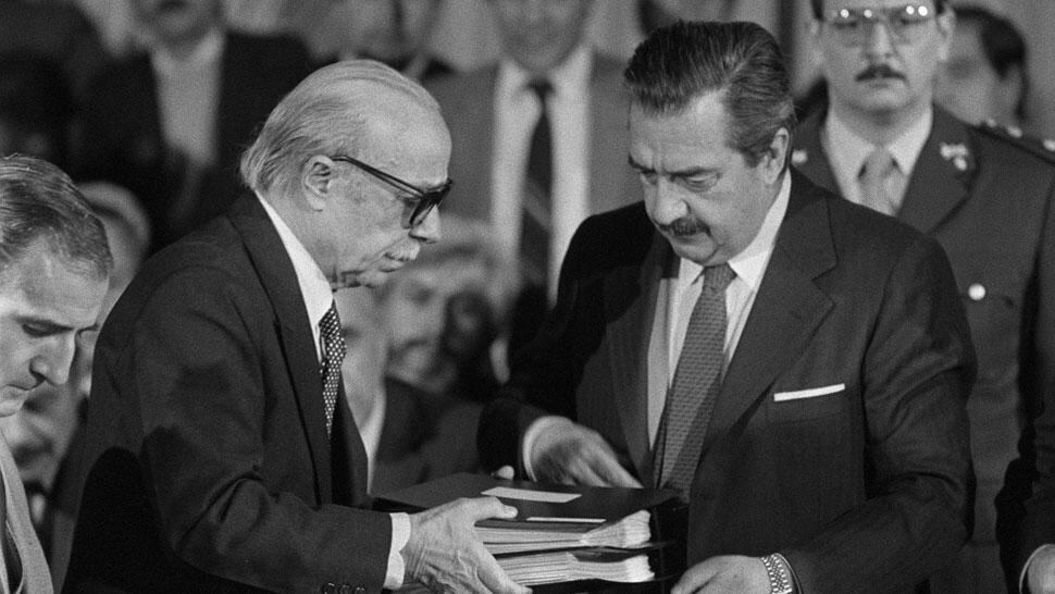 1984. Ernesto Sabato entrega el informe de la Conadep a Alfonsín (DyN/Archivo).