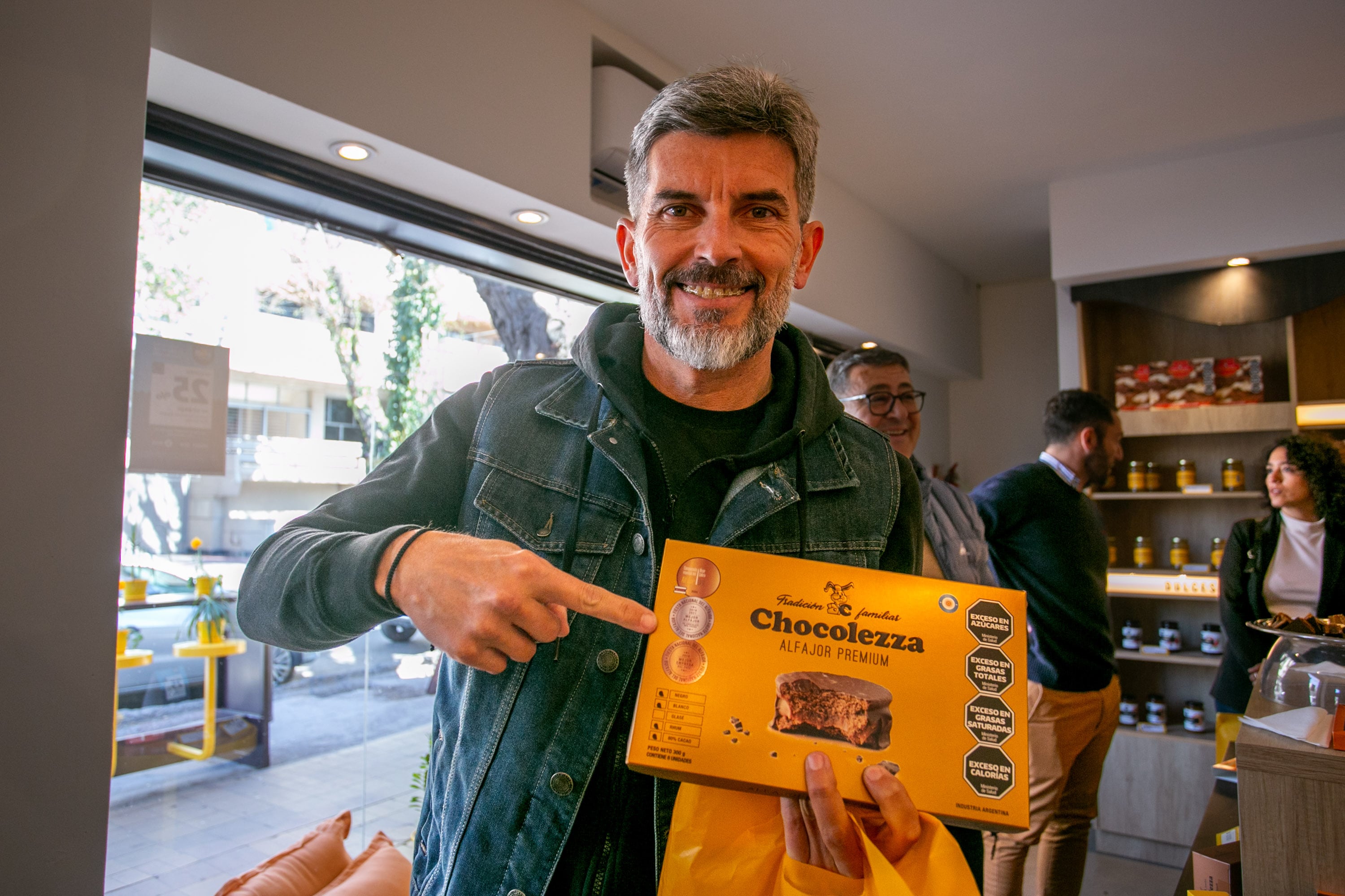 Ulpiano Suarez visitó una emblemática marca de alfajores que ganó dos medallas de oro en el Mundial