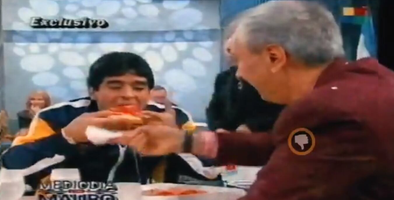 Diego Maradona comiendo pizza en el programa de Mauro Viale. (Foto: Captura)