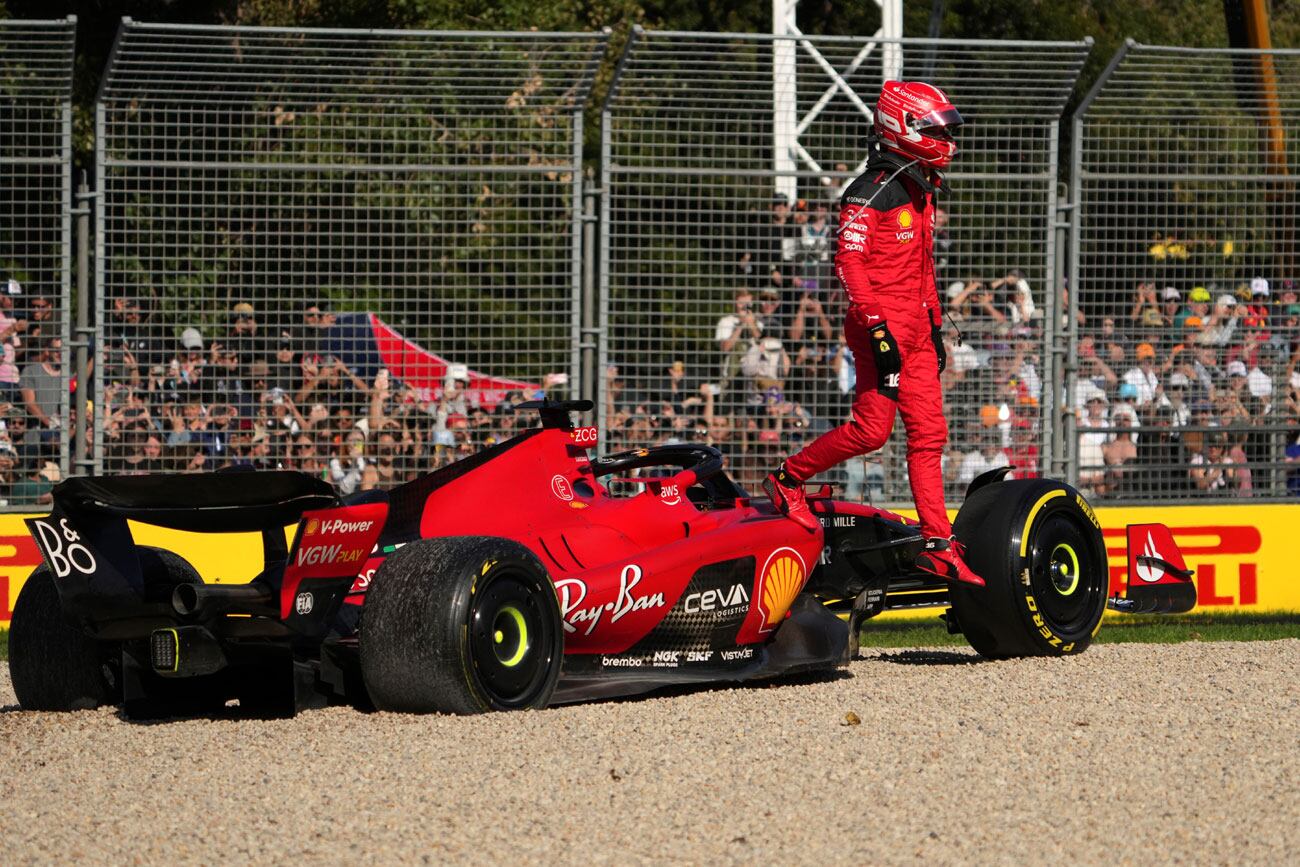 Así dejaba su Ferrari Charles Leclerc tras el accidente el Albert Park. Ya quedó atrás y el monegasco buscará brillar en Azerbaiyán. (AP)