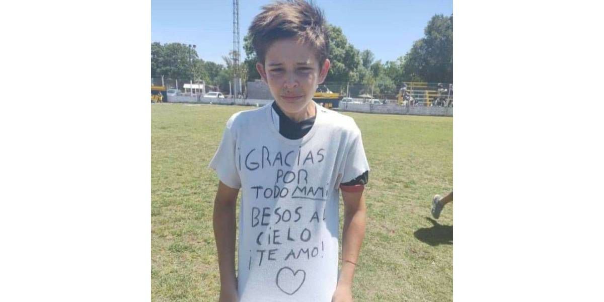 Un nene perdió a su mamá y le dedicó un tierno mensaje en pleno partido de fútbol. Gentileza Tarde Redonda