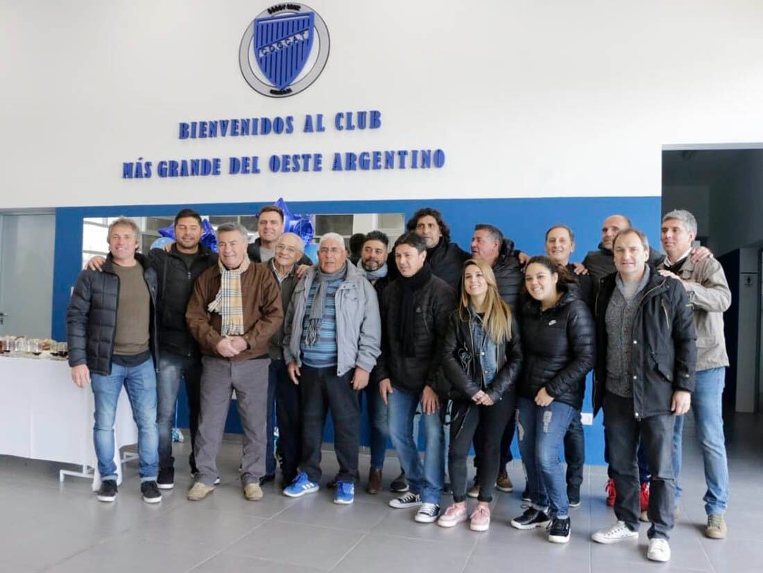 Un día lleno de emociones. Manuel Villalobos, el "Cachorro" Abaurre, el entrenador Alberto Garro, los hermanos Almeida, Javier Franco, el "Ruso" Marcucci y las hijas del recordado Gato Lentz (Antonella y Julieta) sobresalen del grupo felizmente agasajado en 2019. / Prensa Club Godoy Cruz. 