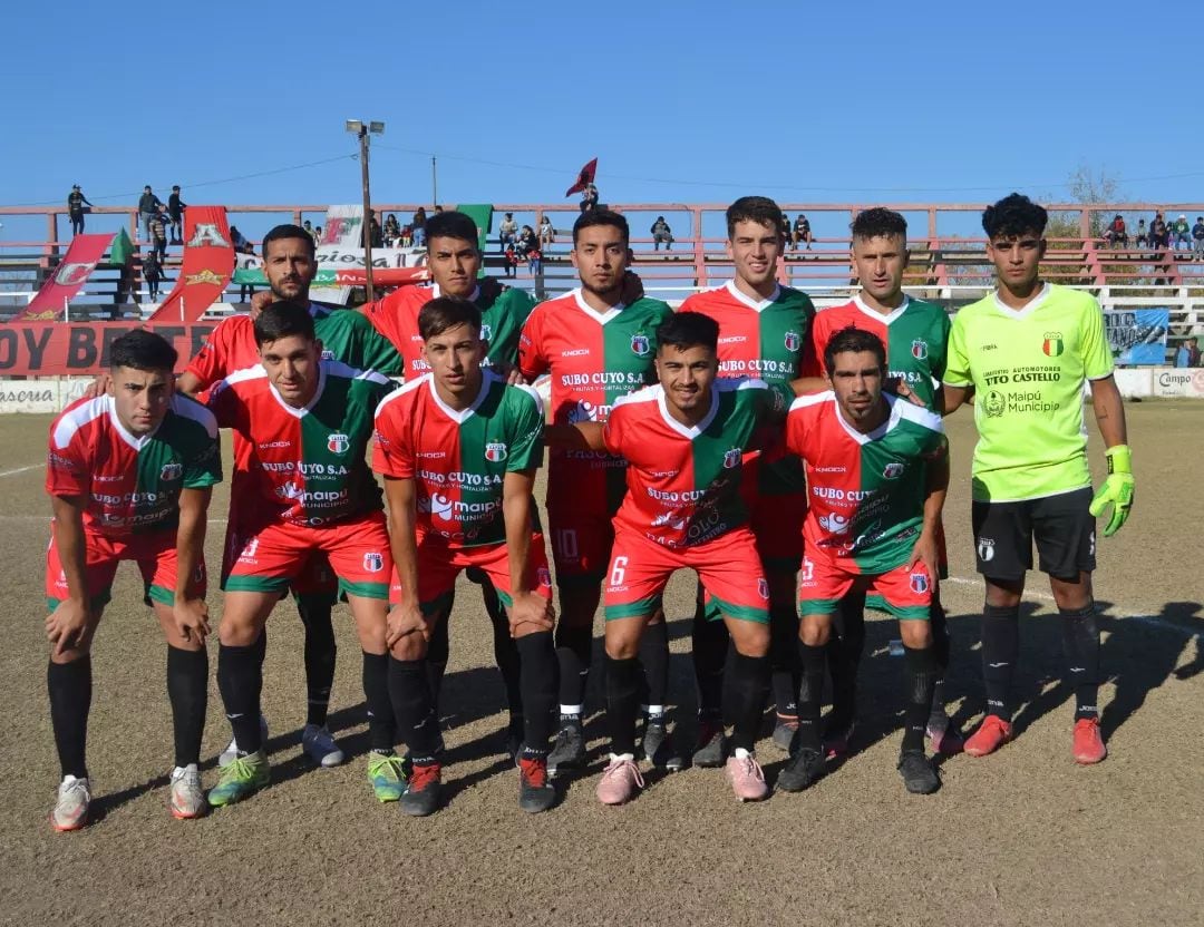 Fray Luis Beltrán, que volvió a utilizar su camiseta tradicional, sigue líder en el ascenso. / Gentileza Prensa CAFLB