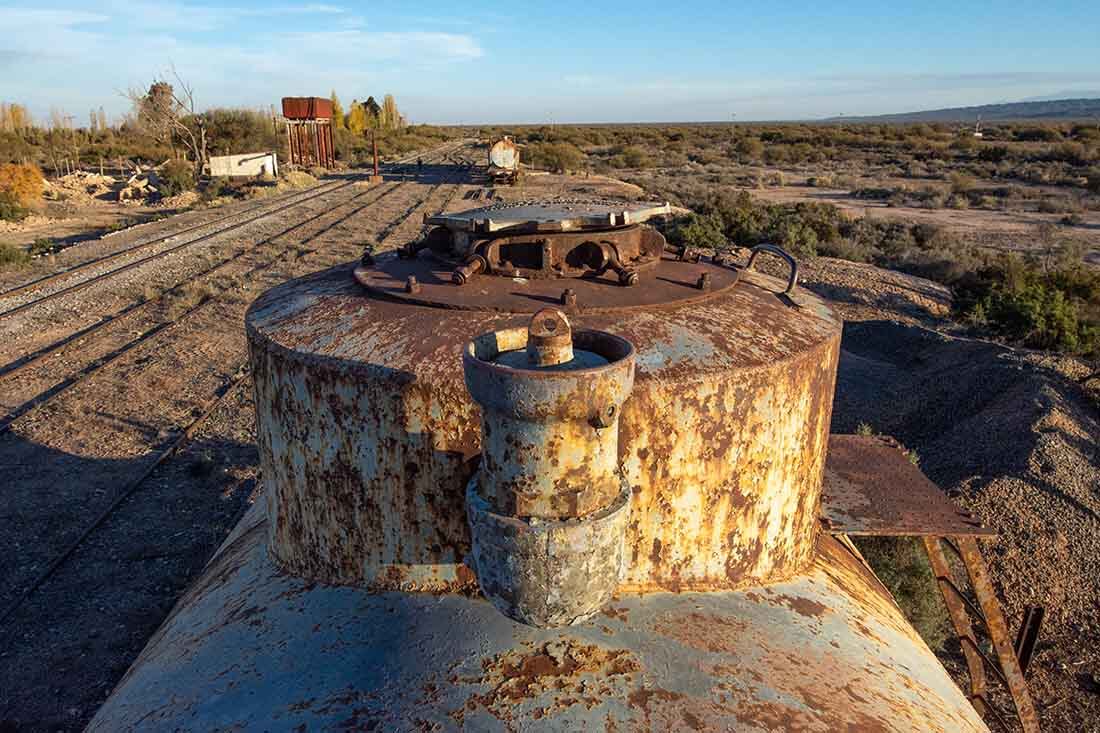 El óxido, se adueña en las ruinas del viejo  Ferrocarril Gral San Martin. ubicado en Jocolí un pueblo que sobrevive a los costados de la ruta 40. Mariana Villa / Los Andes