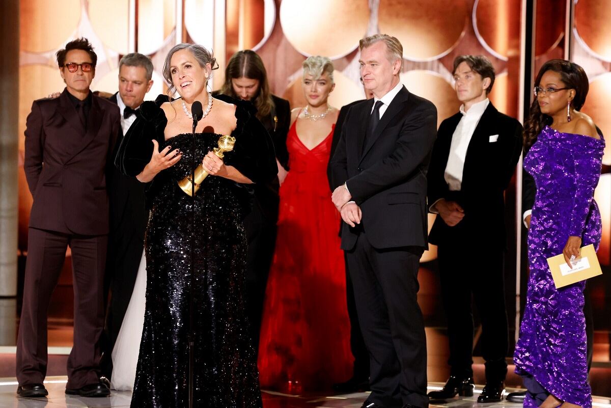 Christopher Nolan y Emma Thomas, junto al equipo de "Oppenheimer" (AP)