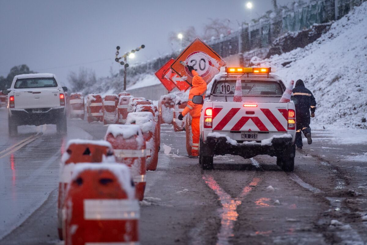 Algunas zonas del Gran Mendoza amanecieron este viernes con un paisaje teñido de blanco por la nieve, que se dio desde la madrugada y generó la fascinación de los habitantes.
Zonas de Luján de Cuyo, Maipú, Este y Valle de Uco arrancaron el viernes con un precioso paisaje blanco. En tanto, en el resto del Gran Mendoza, persisten las lluvias.
Foto: Ignacio Blanco / Los Andes  

