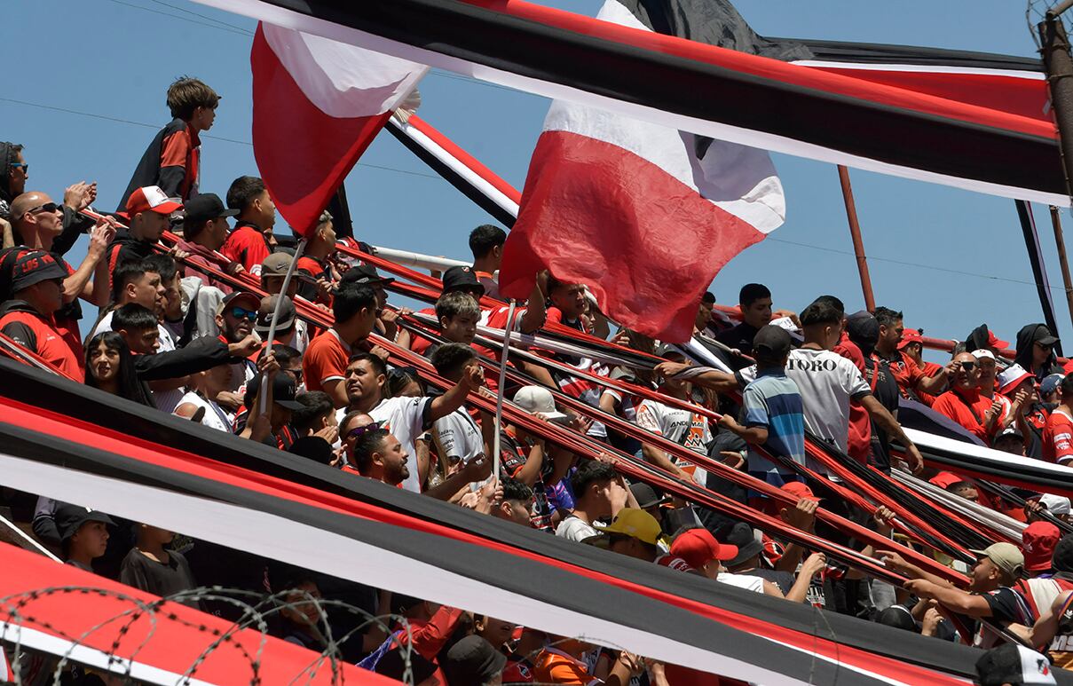 En el estadio de calle Vergara, el Deportivo Maipú ha hecho una fortaleza jugando de local esta temporada, donde siempre recibió un fuerte apoyo de sus hinchas. 


Foto: Orlando Pelichotti